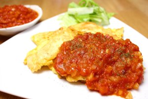 ささみ×トマトで絶品ピカタ｜ヘルシーな鶏肉おつまみレシピはダイエット中でもOK！