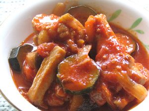 簡単鶏肉おつまみレシピ　手羽元とトマトソースの絶品煮込みでお酒を楽しむ！