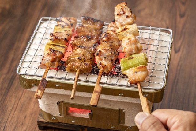 七輪で焼き鳥を焼く