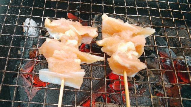 やげん軟骨 炭火焼きの串焼き