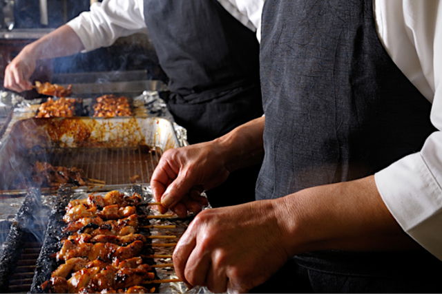 職人が焼き鳥を焼いているところ