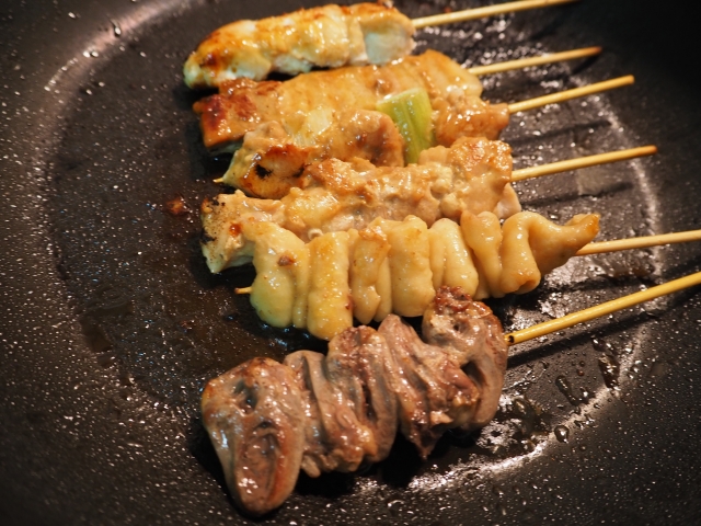 フライパンで焼き鳥を焼く