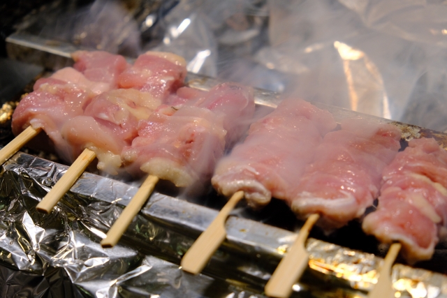 焼き鳥を焼いている風景　
