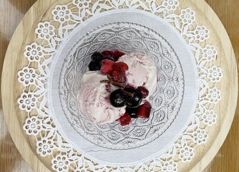 手作りベリーソースのアイスクリーム