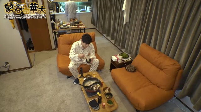 家呑み 華大 水郷どりを食べる様子