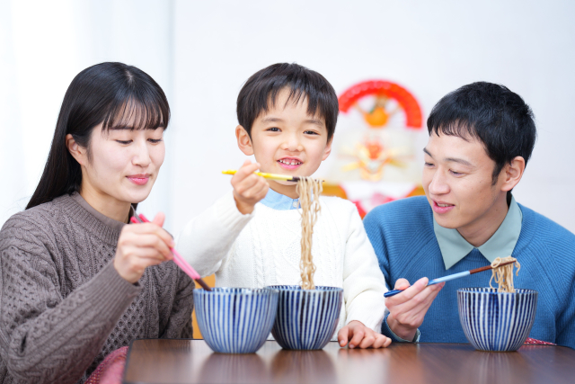 年越しそばを食べる家族